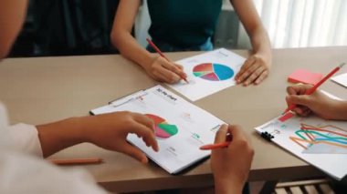 Girişimci şirket çalışanları birlikte çalışır, finansal veri raporlama ve planlama stratejisi, panorama videosundaki yaratıcı iş başarısı için pazarlama içeren renkli BI gösterge panelini analiz eder. Sinerjik
