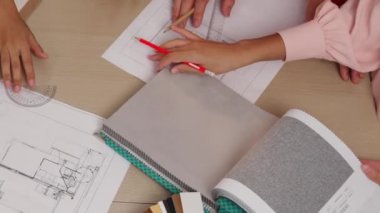 Müşteri denetimi ile yavaş çekim iç mimar taslağı hazırlamak ve ev dekorasyonunu müşteri talebine göre düzenlemek. Mimari müşteri hizmetleri. Değiştirilmiş