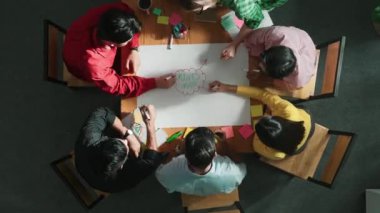 İş adamlarının beyin fırtınası fikrini kullanarak ve pazarlama stratejisini paylaşarak birlikte çalışmalarına tepeden tırnağa bir bakış açısı. Cemaat.