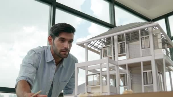Ingénieur Professionnel Intelligent Tenue Décontractée Debout Tout Regardant Modèle Maison — Video