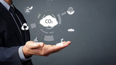 İş adamı CO2 emisyonlarını azaltmak için girişimlerde bulunuyor ve net sıfır hedefliyor. Daha yeşil bir gezegenin karbondioksitini azaltarak sürdürülebilirliğe olan bağlılığını gösteriyor. FaaS