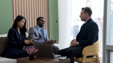 Şehir siluetine bakan süslü ofis, çeşitlilik uzmanlığı iddialı iş genişletme veya stratejik pazarlama tartışmaları. Finansal danışman, danışmanlık sektörü öngörüleri ve fikir verir