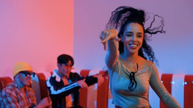 İspanyol dansçı çeşitli arkadaşlar birlikte dans ederken hareket eder. Mutlu profesyonel hipster el sıkışırken aynı zamanda çok kültürlü bir grubu destekliyor ve cesaretlendiriyor. Mutluluk.