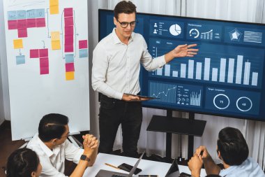 Ofiste sunum ya da analist ekibiyle toplantı odasında mali verileri analiz etmek için BI Fintech 'i kullanmak. İş adamları stratejik planlama için TV ekranında BI gösterge panelini inceliyor.