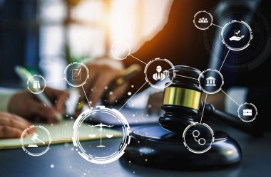 Akıllı hukuk, hukuki danışmanlık simgeleri ve avukatlık bürosunda çalışan araçlar dijital hukuk kavramını ve çevrimiçi hukuk ve yönetmelik kavramlarını gösteriyor .