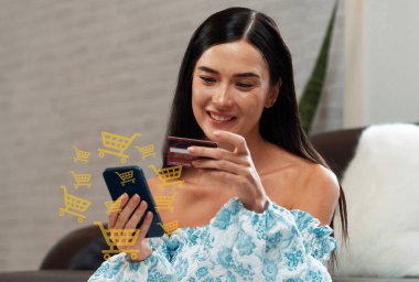 Mavi elbise kontrol cihazı takan müşteri çevrimiçi platform seçiyor. Akıllı tüketici, elektronik ticaret uygulamasını kredi kartı ve nakitsiz teknoloji alışveriş envanteri kullanarak izliyor. Siber Nakit.