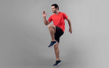 Vücut uzunluğunun tamamı atletik ve sportif genç erkek fitness 'in izole edilmiş arka planda kardiyo egzersizi duruşunu gösteriyor. Sağlıklı aktif ve vücut bakımı yaşam tarzı.