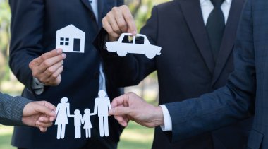 ECO ikonunu doğada tutan iş adamları. Kurumsal sosyal sorumluluğa adanmış, karbon ayak izini azaltmış, çevreyi korumuş ve sürdürülebilir gelecek için ESG ilkelerini benimsemiştir. Döngü
