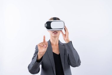 Profesyonel kadın lider programa dokunuyor ya da sanal gerçeklik gözlüğü kullanırken çalışıyor. Yetenekli iş kadını, görsel gerçeklik gözlüğü takarak metaevrene bağlanırken sistemi işaret ediyor. Kısıtlanma.