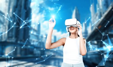 Kadın standı beyaz VR kulaklık takıyor ve beyaz kolsuz bağlantı metaverse, gelecekteki teknoloji siber uzay topluluğu yaratıyor. Sanal gerçekliğin işaret parmağı hologram nesnesini kullanıyor. Halüsinasyon.