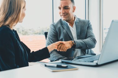 İş adamı yönetici el sıkışması. Modern işyerinde çalışan bir iş kadınıyla. Kurumsal şirketler konseptle uğraşır. uds