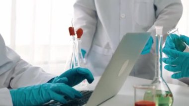 Laboratuvar araştırmacısı yeni bir ilaç geliştirir ya da tedavi eder. Laboratuvar tüpünde renkli kimyasal sıvı kullanır. Mikrobiyoloji uzmanlığı ve laboratuvar ekipmanları ile sağlık hizmetlerinin teknolojik gelişimi. Katı.