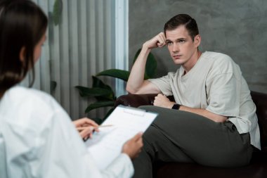 Stresli ve depresif bir hasta zihinsel hastalığı ve depresyonu olan psikiyatristten terapi sırasında yardım istiyor. Akıl sağlığı ve tıbbi bakım konsepti. Açılıyor