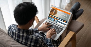 Model arama ve seyahat planlama için internet sitesi uçuş, otel ve tur rezervasyonları için anlaşma ve paket sunuyor