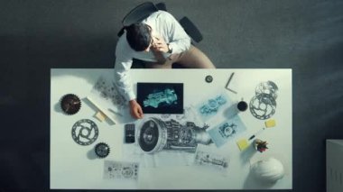 Akıllı mühendisin elektrik jeneratörüne bakarken türbin motor yapısı hakkında proje yöneticisini aramasının zaman aşımı. Teknisyen, jet motoru hakkında ekiple konuşuyor. Hizalama.