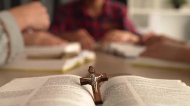 Hristiyan katolik takipçilerle dinsel bağlılık ve maneviyat duygusu doludur. Ağır çekimde Hıristiyan insanlar birlikte dua ederken el ele tutuşup grup duası yapıyorlar. Filizlenen