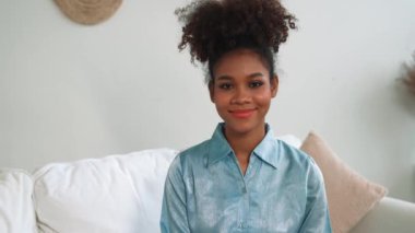 Mutlu hasta ve psikolog klinikte olumlu duygularla zihinsel sağlık sohbetlerini paylaşırken, aynı zamanda yurtiçi ofiste başarılı bir iş ve hayatı psikologa anlatıyor.