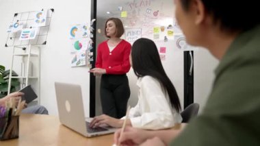 Yaratıcı iş kadını pazarlama stratejisi üzerine yetenekli genç ve güzel proje yöneticisi yorumları. Profesyonel iş ekibi tartışması, birlikte çalışmak, yeni ürün hakkında beyin fırtınası yapmak. Tertemiz..
