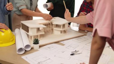 Mimari ekipman incelemesi kullanarak yavaş çekim ev tasarımcısı ve müşteri veya müşteriyle birlikte mimari ev modeli tasarım örneklerini ölçer. Filizlenen