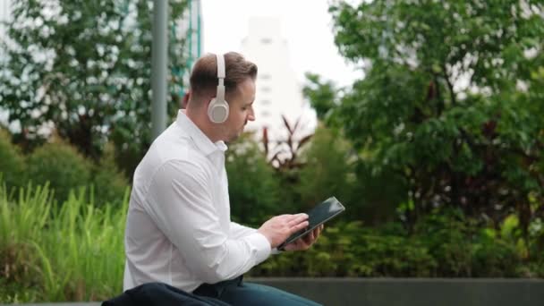 Gli Uomini Affari Intelligenti Indossano Cuffie Ascoltare Musica Rilassata Mentre — Video Stock