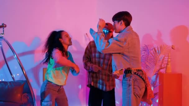 Dansatorul Profesionist Pauză Efectuează Practică Dansul Stradal Lumină Neon Echipa — Videoclip de stoc