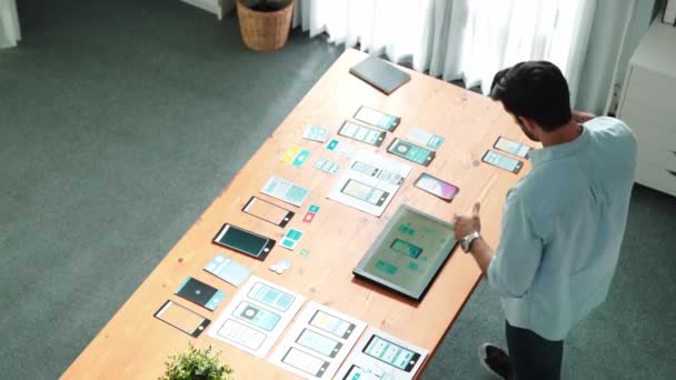 Top Visning Dygtige Forretningsmand Ser Design Tablet Mens Designe Protokol – Stock-video