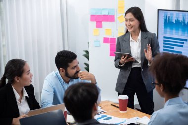 Genç Asyalı iş kadını modern toplantıda TV ekranında veri analizi paneli sunuyor. Bir grup iş adamıyla konferans odasında iş sunumu. Uyum