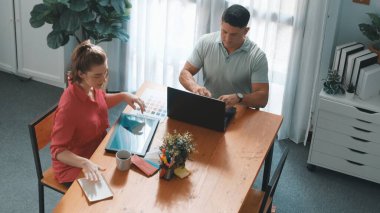Proje yöneticisi renk paletleri seçerken tasarımcının tablete baktığı yukarıdan aşağıya hava görüntüsü. Yetenekli grafik tasarımının zaman aşımı ve logoya bak. Yetenekli ekip grafikleri seçiyor. Sempozyum.