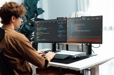 Bilgisayar ekranında çevrimiçi yazılım geliştirme kodlaması oluşturma konusunda stresli bir şekilde çalışan IT geliştiricisi, modern ofisteki web sitesi projesinde en son sürüm uygulaması için düşünme programı. Toplayıcı.