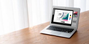 Web sayfasının modern tasarımı ve bilgisayar ekranında gösterilen ticari reklamlar için grafiksel tasarımcı yazılımı