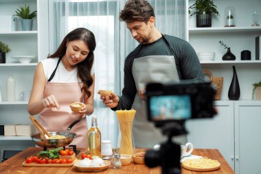 Birkaç aşçı spagettiden özel ev yapımı spagetti pişiriyor maşayla tavayı kızartıyorlar, baharat ve lezzetli sosu iyi tat vermesi için ekliyorlar, canlı kanalla kameraya kaydediyorlar. Varsayım.