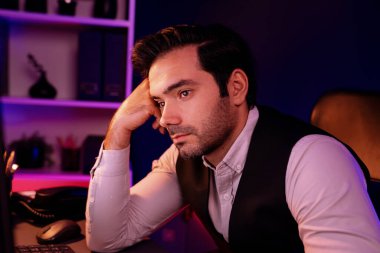 Pazar verilerini ya da e-postalarını analiz etmek için beklerken sıkılan işadamı, gecenin geç saatlerinde satış kanalı online ürün servisinde oluşturulan müşteriye e-posta gönderiyor. Tahmin et..