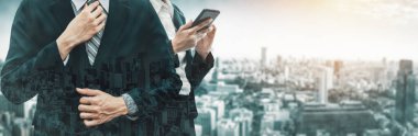 Business Communication Network Technology Concept - İş adamlarının modern şehir planında akıllı telefon ya da cep telefonu aygıtı kullanmaları. uds