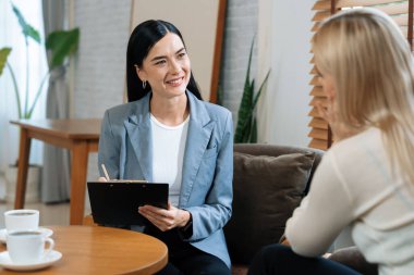 Psikolojik konsültasyon zihinsel problemde iyileşme kaydediyor. Terapi seansında mutlu genç bayan hasta iyileşiyor. Psikiyatrist de akıl hastalığı teşhisi koyuyor. Blithe