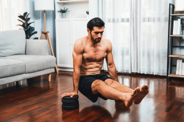 Atletik vücut ve aktif sporcu sağlıklı vücut egzersizi konsepti olarak Gaiety Home 'da kas geliştirme kazancını hedeflemek için kendini kaldırıyor. Spor salonunda vücut geliştirici..