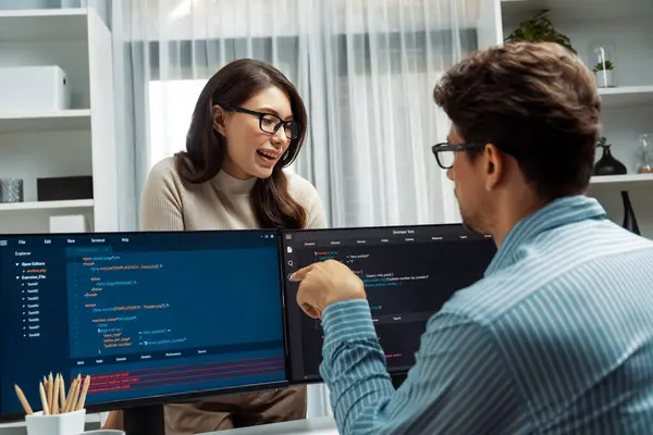 Woman Colleague Standing Man Programmer Working Desk Discuss Coding Website — Stock Photo, Image