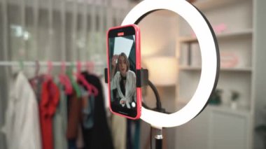 Kadın Etkilenen Vlog video görüntülerini canlı yayınlıyor Makyaj primi sosyal medya veya blog. Kozmetik stüdyosu ışıklandırmalı mutlu genç kız çevrimiçi pazarlama oturumu yayını için..