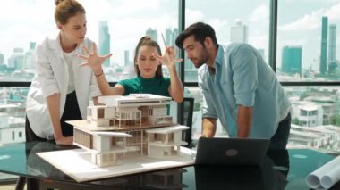 Profesyonel mimar mühendis takımı ev modeli inşaatını analiz etmek için birlikte çalışıyor. Bir grup mühendis ev tasarımı fikrini tartışıyor, paylaşıyor, beyin fırtınası yapıyor. Yaratıcı tasarım. İzleme