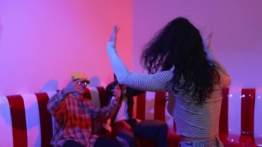 İspanyol dansçı çeşitli arkadaşlar birlikte dans ederken hareket eder. Mutlu profesyonel hipster el sıkışırken aynı zamanda çok kültürlü bir grubu destekliyor ve cesaretlendiriyor. Mutluluk.