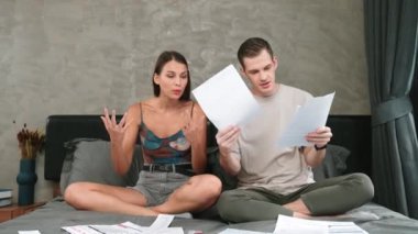 Stresli aile çifti, aşırı yüklü kredi kartı faturası ya da son ipotek kredisi tebligatı konusunda endişeli. Finansal harcamaların iflastan kaynaklanan bir evlilik sorunu. Düzenle
