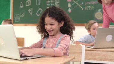 Çekici kız kodlama hızlı BTMM sınıfında kameraya bakarken mutlu öğretmen akıllı çocuk yazılım programını kontrol ediyor. Programlama kodu ve bilgisayar sistemi üzerine çeşitli öğrenci çalışmaları. Pedagoji.