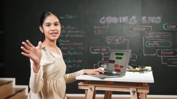 Slimme Middelbare School Meisje Zwaaien Naar Camera Tijdens Het Programmeren — Stockvideo