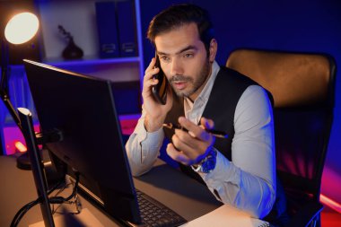 Akıllı iş adamı, akıllı telefondan ortağını ya da yatırımcısını arıyor. Hedef pazar veritabanı klasöründe satış kanalı disiplinlerini, Neon Dark Light Room 'daki ürün hizmetlerini analiz etmek için tartışıyor. Tahmin et..