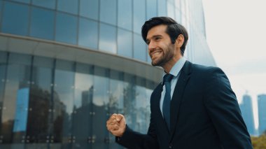 Dans eden iş adamı parkta dans ederken çantasını tutuyor. Mutlu komik proje yöneticisi işe giderken vücudunu müziğe yöneltiyor. Mutlu adam terfi alıyor, iyi haberler al. Sevinçli..