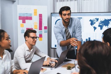 Analist ekibi toplantı odasındaki mali verileri analiz etmek için BI Fintech 'i kullanıyor. İş adamları iş görüşü ve stratejik pazarlama planlaması için BI 'ın torpido gözünü inceliyor. Tedbirli