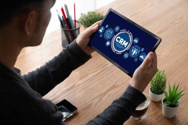 CRM işletme ve işletme için modern bilgisayarda müşteri ilişkileri yönetim sistemi