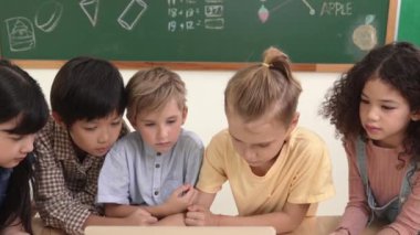 Üst düzey öğrenci dizüstü bilgisayara bakıyor ve kodlama mühendisliği kodunu ve yapay zeka üretmeyi öğreniyor. Beyin fırtınası yaparken ve yaratıcı plan yaparken yetenekli çocukların birlikte çalışması. Pedagoji.