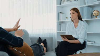 Mutlu hasta ve psikolog klinikte olumlu duygularla zihinsel sağlık sohbetlerini paylaşırken aynı zamanda klinikteki psikologlara başarılı bir iş ve hayatı açıklıyorlar.