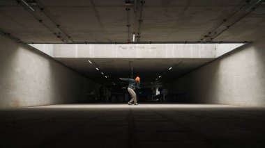 Modaya uygun mutlu hipster break dans ya da serbest dans yapıyor. Profesyonel break dansçı B-boy dansı yaparken şık kıyafetler giyiyor. Modern yaşam tarzı. Açık hava sporu 2024. Yumuşak bir şekilde..