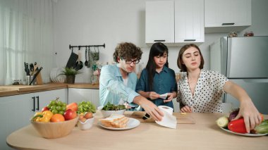Mutlu baba yemek pişirirken müziğe geçiyor ve modern mutfakta öğle yemeği hazırlıyor. Aktif baba, sebze ve mutfak gereçleri ile çevrili sağlıklı yemek ya da salata yaparken şarkıyla dans ediyor. Pedagoji.